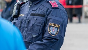 Beim Eintreffen der Beamten versuchte die Tatverdächtige zu flüchten. Die Frau konnte jedoch in ...