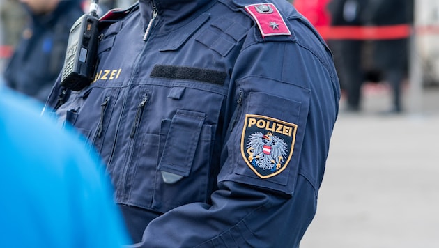 Beim Eintreffen der Beamten versuchte die Tatverdächtige zu flüchten. Die Frau konnte jedoch in ...