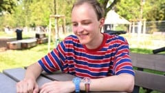 Comedian Jonas Bonas mit einem seiner Markenzeichen: zwei Uhren.