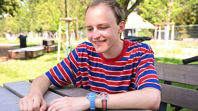 Comedian Jonas Bonas mit einem seiner Markenzeichen: zwei Uhren.
