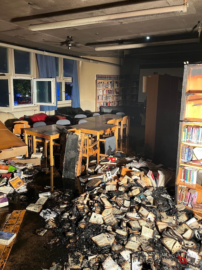 Stark beschädigt wurde die Schulbibliothek.