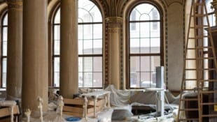 Mario Urbantschitsch Der Café-Bereich im Palais sieht es so aus: Zumindest die wunderschönen Säulen glänzen wie eh ...