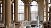 Der Café-Bereich im Palais sieht es so aus: Zumindest die  wunderschönen Säulen glänzen wie eh ...