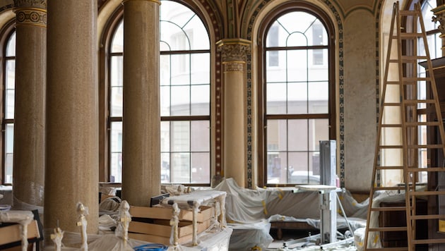 Der Café-Bereich im Palais sieht es so aus: Zumindest die wunderschönen Säulen glänzen wie eh ...