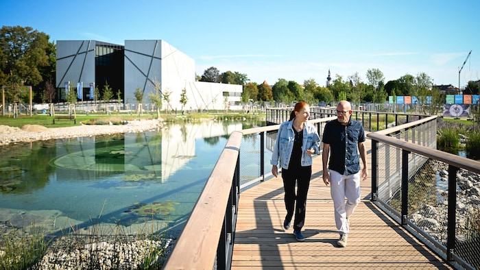 Lokalaugenschein in Wels: Der Volksgarten mit dem neu angelegten Seerosenteich mit Steg; ...