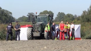 Die Unfallstelle wurde mit Sichtschutzwänden vor neugierigen Blicken geschützt.