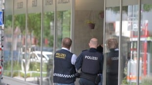 Bei der Amtshandlung wurden sowohl die Schusswaffe als auch die mutmaßliche Beute ...