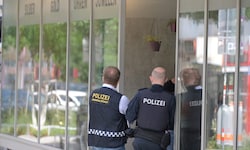 Bei der Amtshandlung wurden sowohl die Schusswaffe als auch die mutmaßliche Beute ...