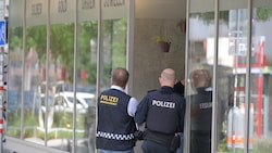 Bei der Amtshandlung wurden sowohl die Schusswaffe als auch die mutmaßliche Beute ...