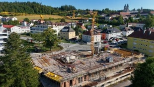 Am Montag haben die Bauarbeiten bei der „Villa am Rübenspitz“ dank neuer Investoren wieder Fahrt ...
