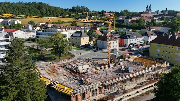 Am Montag haben die Bauarbeiten bei der „Villa am Rübenspitz“ dank neuer Investoren wieder Fahrt ...