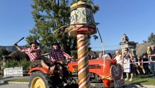 Das Team Mastigi beim Traktor-Kufenstechen in Korpitsch: Einer hält das Lenkrad, einer den ...