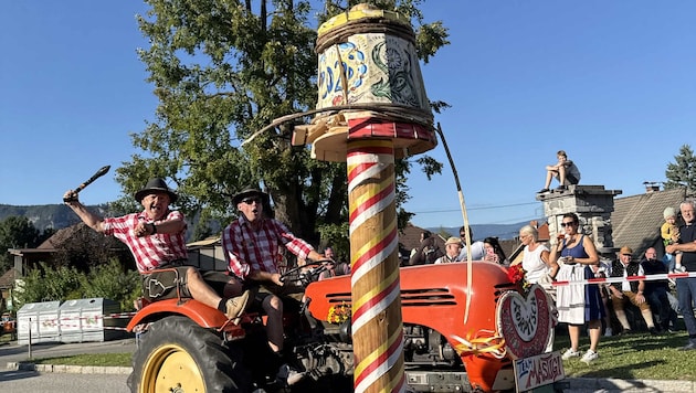 Das Team Mastigi beim Traktor-Kufenstechen in Korpitsch: Einer hält das Lenkrad, einer den ...