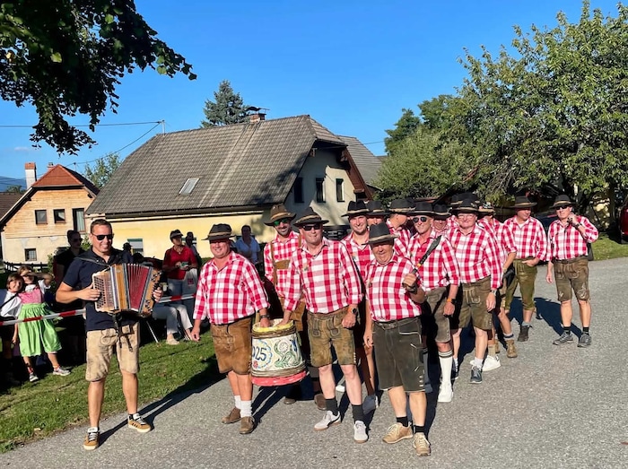 Einzug der Kufenstecherrunde 2025 mit musikalischer Begeleitung.