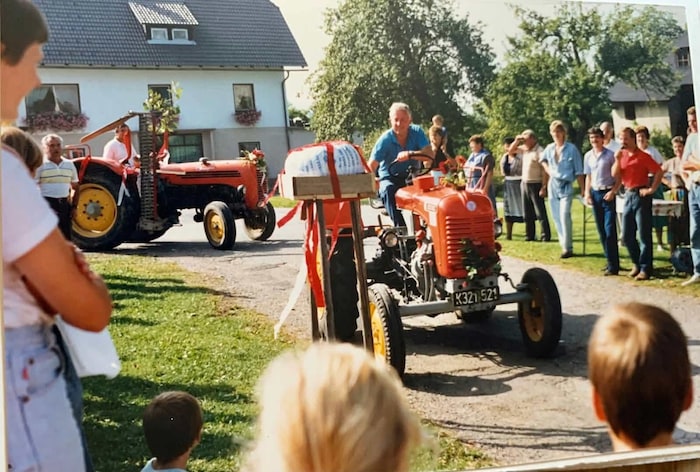 Traktor-Kufenstechen 1987; damals war ein Kürbis statt eines Holzfassls zu treffen.
