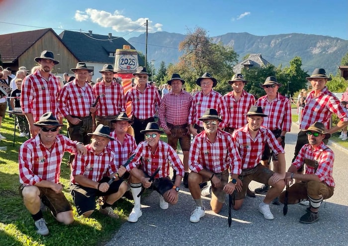 Gruppenfoto der Kufenstecherrunde: Dieser Wettbewerb bleibt den Verheirateten vorbehalten.
