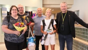 Bürgermeister Peter Molnar (re.) und Roland Dewisch (Mi.) überraschten die ersten ...