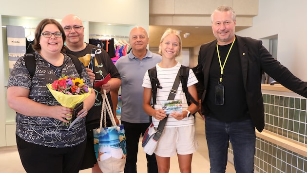 Bürgermeister Peter Molnar (re.) und Roland Dewisch (Mi.) überraschten die ersten ...