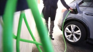 Wer mit Strom fährt, muss sich nicht an der Tankstelle über die hohen Spritpreise ärgern.