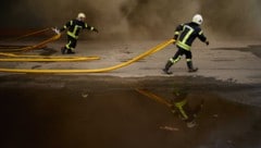 Feuerwehrleute bekämpfen nach einer Drohenattacke aus Russland Brände in Kiew. Getroffen wurde ...