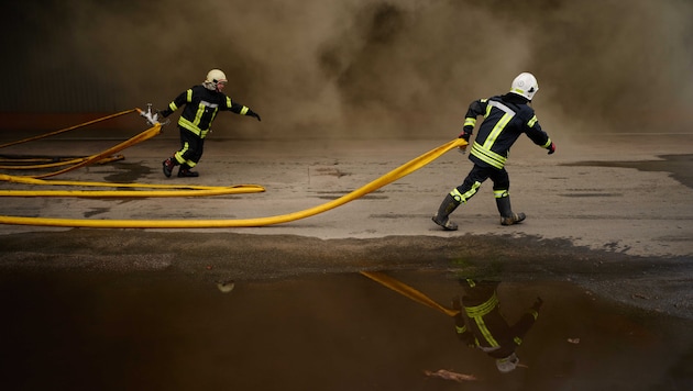 Feuerwehrleute bekämpfen nach einer Drohenattacke aus Russland Brände in Kiew. Getroffen wurde ...