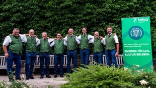 Das Doppelquartett unter der Leitung von Werner Gradischnig (5.vl) in seiner derzeitigen ...