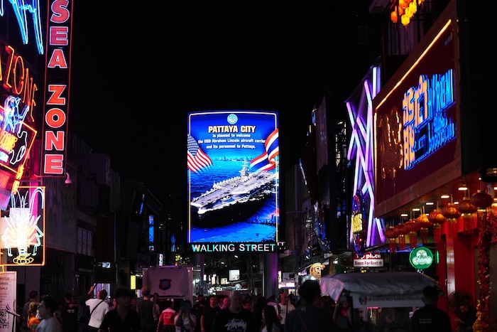 Die Stadt empfing die Soldaten mit einem großen Plakat auf der Walking Street.