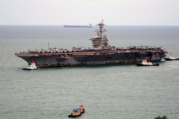 Die USS Abraham Lincoln liegt noch bis Sonntag vor Pattaya.