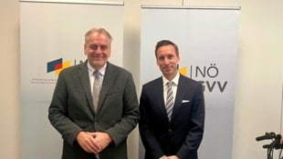 li.: GVV-Präsident Andreas Kollross, r.: Rechtsanwalt Johannes Zink