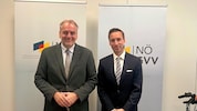 li.: GVV-Präsident Andreas Kollross, r.: Rechtsanwalt Johannes Zink