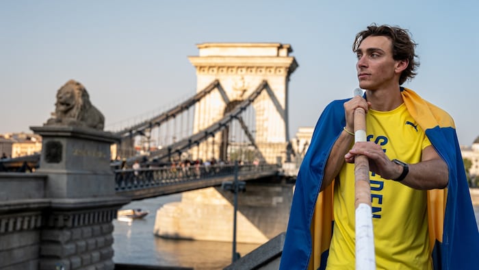 Mondo Duplantis, Botschafter der Ultimate Championship, vor der Kettenbrücke in Budapest