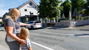 Von 7 bis 8 Uhr queren hier circa 300 Menschen täglich die Straße. Celina übt mit Mama Stefanie ...
