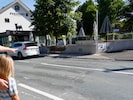 Von 7 bis 8 Uhr queren hier circa 300 Menschen täglich die Straße. Celina übt mit Mama Stefanie ...