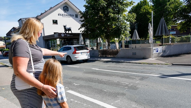 Von 7 bis 8 Uhr queren hier circa 300 Menschen täglich die Straße. Celina übt mit Mama Stefanie ...
