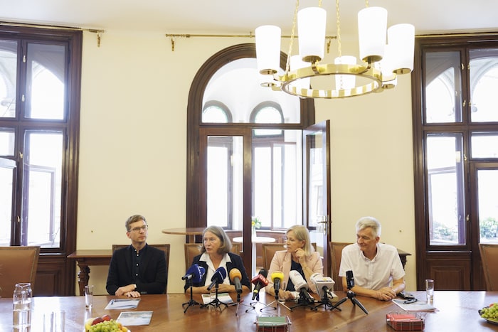 Dunkelrot-grüne Koalition: Robert Krotzer, Elke Kahr, Judith Schwentner und Manfred Eber (von ...