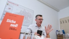 MFG-Chef Joachim Aigner beim „Krone“-Besuch in den Parteiräumlichkeiten im hintersten Winkerl im ...