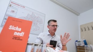 MFG-Chef Joachim Aigner beim „Krone“-Besuch in den Parteiräumlichkeiten im hintersten Winkerl im ...
