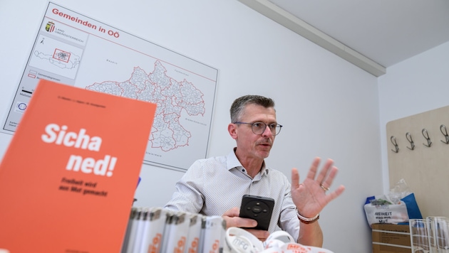MFG-Chef Joachim Aigner beim „Krone“-Besuch in den Parteiräumlichkeiten im hintersten Winkerl im ...