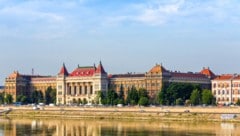 Die Technische und Wirtschaftswissenschaftliche Universität Budapest am Ufer der Donau.