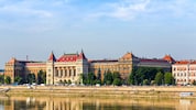 Die Technische und Wirtschaftswissenschaftliche Universität Budapest am Ufer der Donau.