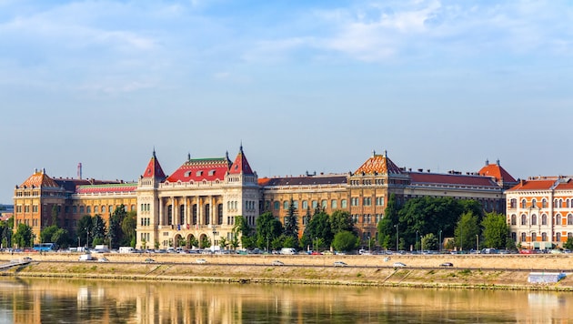 Die Technische und Wirtschaftswissenschaftliche Universität Budapest am Ufer der Donau.