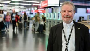 Er sorgt sich um Personal und Passagiere: Pfarrer Joseph „Joe“ Farrugia (78) ist ...