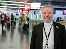 Er sorgt sich um Personal und Passagiere: Pfarrer Joseph „Joe“ Farrugia (78) ist ...