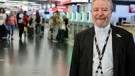 Er sorgt sich um Personal und Passagiere: Pfarrer Joseph „Joe“ Farrugia (78) ist ...