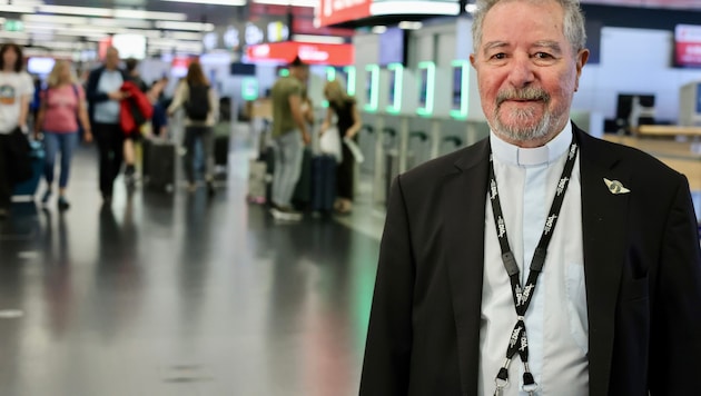 Er sorgt sich um Personal und Passagiere: Pfarrer Joseph „Joe“ Farrugia (78) ist ...