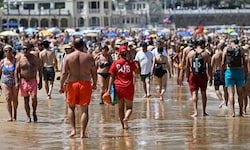 Am Strand von La Concha in der spanischen Baskenstadt San Sebastián