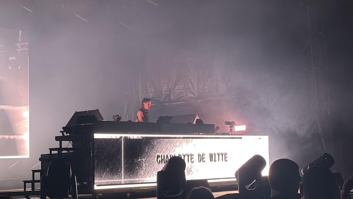 Auch die Headlinerin Charlotte de Witte stand als eine der Wenigen auf der Bühne.