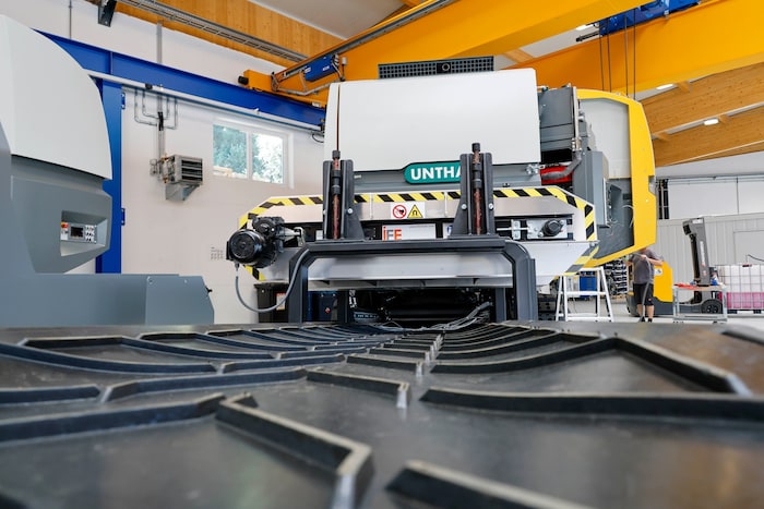 Auf den Förderbändern kommen die zerkleinerten Materialien aus dem Riesen-Schredder.