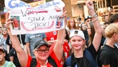 Die Gregoritsch-Fans Claudia (49) und Tochter Selina (13).