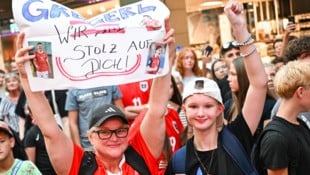 Die Gregoritsch-Fans Claudia (49) und Tochter Selina (13).